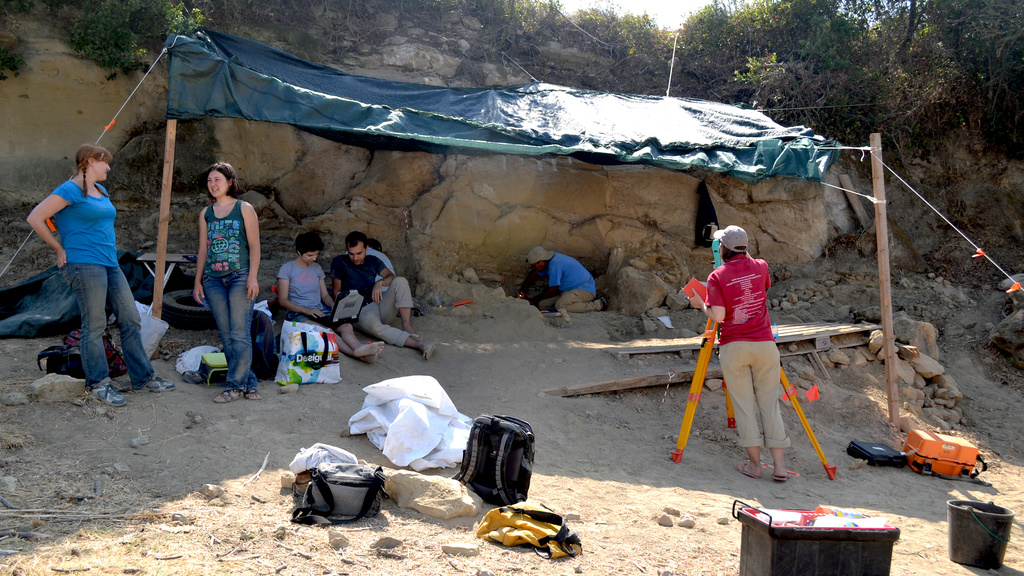 Graduate students, undergraduate students, and field researchers at the Bolores dig site.